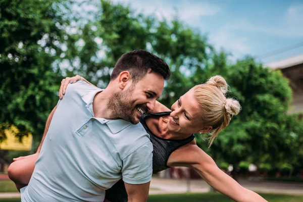 Gros Plan Portrait Jeune Couple Souriant Plein Air — Photo