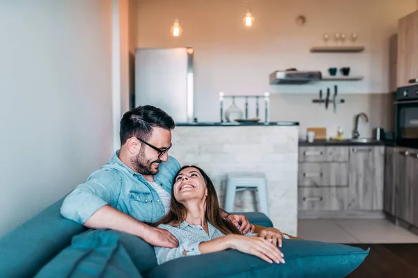 Pareja Disfrutar Pasar Tiempo Casa — Foto de Stock