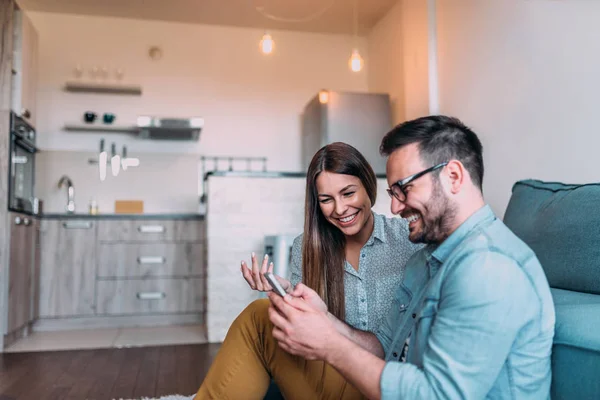 Pareja Disfrutando Contenido Multimedia Teléfono Inteligente Casa — Foto de Stock