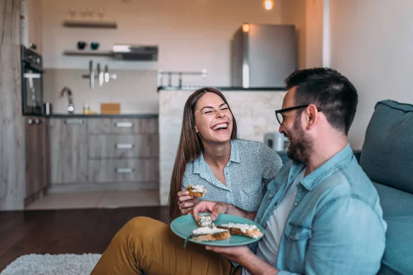 Pareja Riéndose Comiendo Sándwiches Primer Plano — Foto de Stock