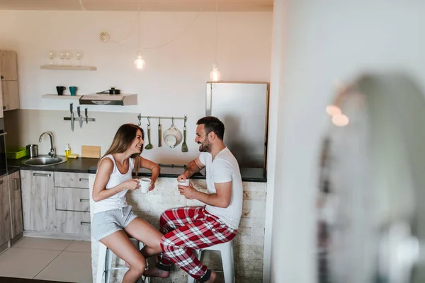 Pareja Pijama Tomando Café Mostrador Cocina — Foto de Stock