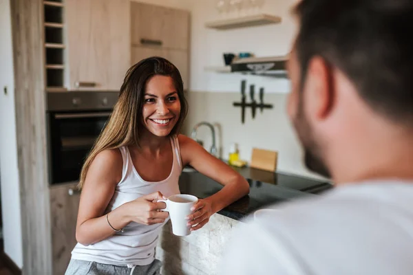 Hermosa Joven Tomando Una Taza Café Con Novio — Foto de Stock