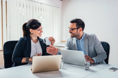 iki arkadaşları ile dizüstü bilgisayarlarda çalışan office projesinde tartışıyor