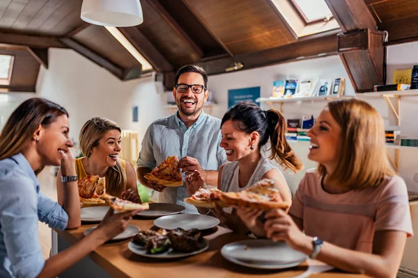 Kolegové Jíst Pizzu Mluví Obědě Coworking Úřadu — Stock fotografie