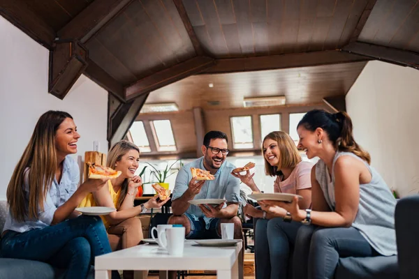 Amigos Comendo Pizza Escritório — Fotografia de Stock