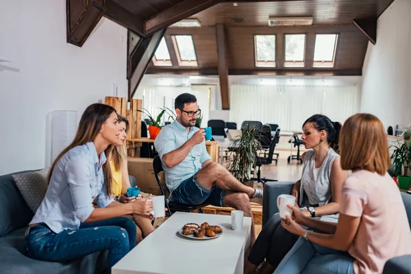 Compañeros Trabajo Tomando Café Oficina — Foto de Stock