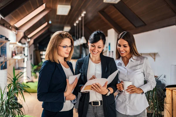 Tres Compañeros Trabajo Discutiendo Nuevas Ideas —  Fotos de Stock