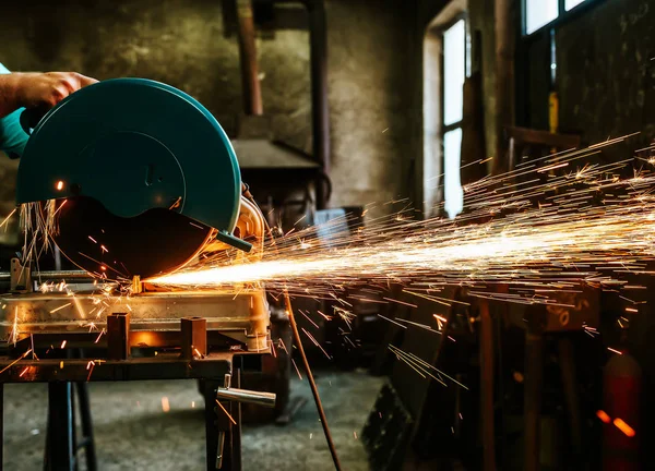 Trabajador Corte Metal Con Sierra Circular —  Fotos de Stock