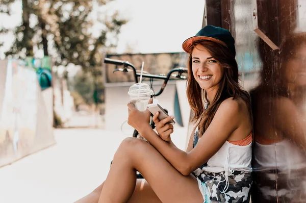 Stilvolle Junge Brünette Mütze Mit Telefon — Stockfoto