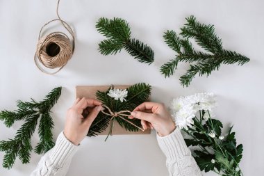  Erkek üzerinde üstten görünüm paketi mevcut eller.