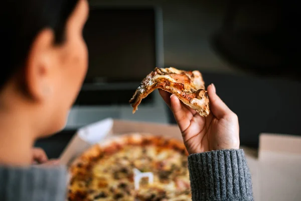 Zadní Pohled Ženy Vezmou Kousek Pizzy — Stock fotografie