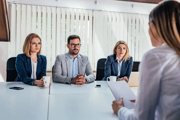 Entrevista Emprego Com Três Empresários Sérios — Fotografia de Stock