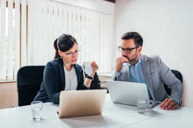 Beyaz ofis iç tasarım Yöneticisi grubunda.