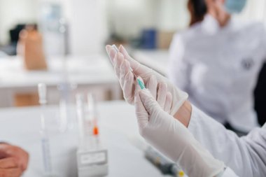 Kadın doktor holding suringe. Yakın çekim.