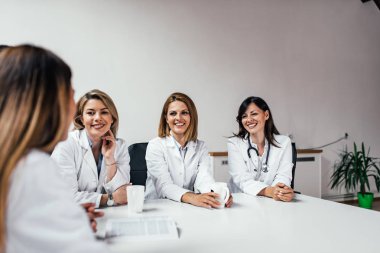 Hekimlerin tıbbi ofis toplantısı.