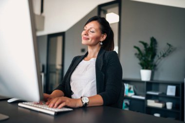 İşkadını rahatlatıcı Pc önce iş yerinde