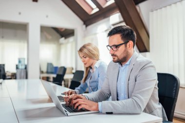 Ekip ve birlikte çalışan iki iş peoaple. 