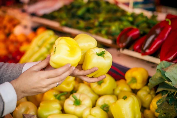 Müsli ve çilek Beyaz ahşap bir masa üzerinde bir kavanoza. Muz ve ahududu ile Chia tohum.