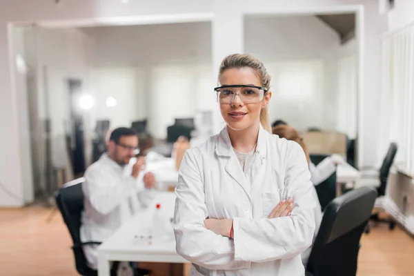Retrato Una Científica Sonriente Con Gafas Seguridad — Foto de Stock