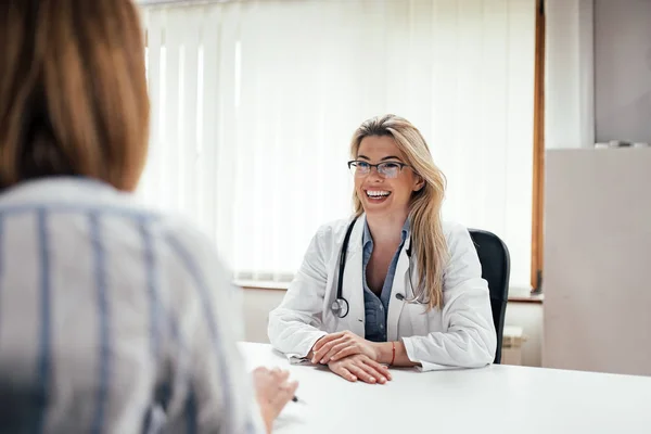 Vackra Kvinnliga Läkare Laughing Fördriva Tiden Talande Till Patient — Stockfoto