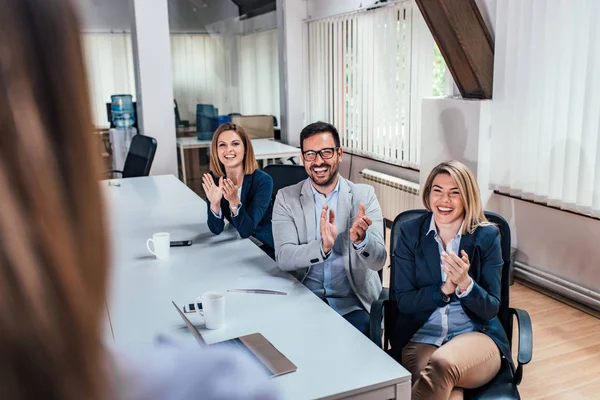 Goede Presentatie Mensen Applaudisseren Naar Business Trainer — Stockfoto