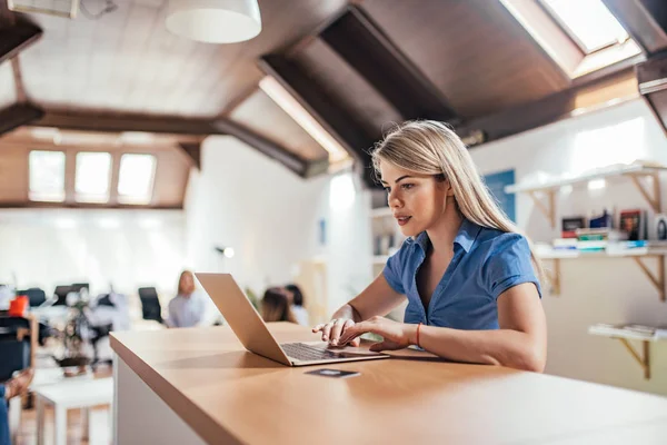 Ung Kvinna Som Arbetar Laptop Öppet Utrymme Moderna Kontor — Stockfoto