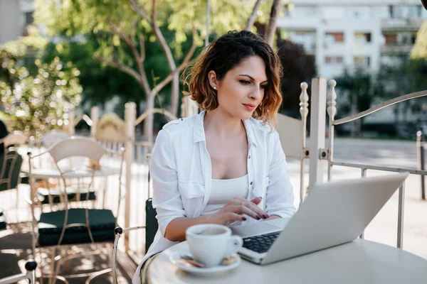 Jeune Femme Café Travaillant Sur Son Ordinateur Portable — Photo