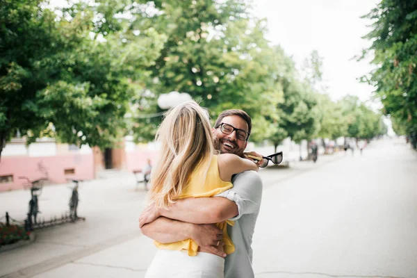 Şehir sokak çift tanışın.