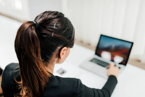 Pemandangan Belakang Pengusaha Wanita Menggunakan Laptop Close — Stok Foto