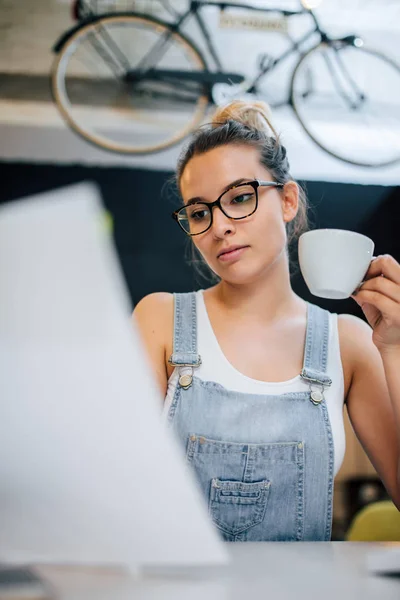 Citra Close Dari Wanita Hipster Milenial Memegang Cangkir Dalam Ruangan — Stok Foto