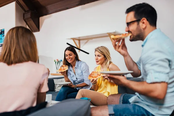 Groep Vrienden Pizza Eten Bij Thuis Partij — Stockfoto