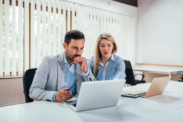 Dos Personas Negocios Haciendo Equipo Trabajando Juntos —  Fotos de Stock