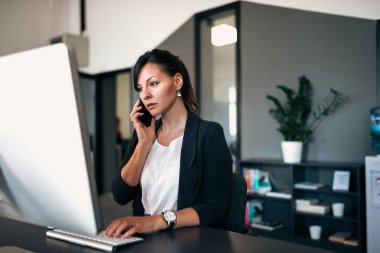 Bilgisayar problem çözme sırasında ciddi telefon meslektaşı ile konuşmayı.