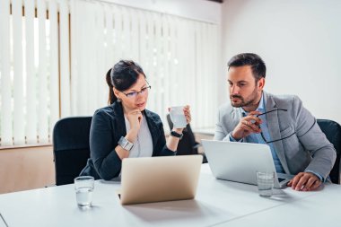 Online veri dizüstü bilgisayarlar önünde tartışmaya iki iş adamları