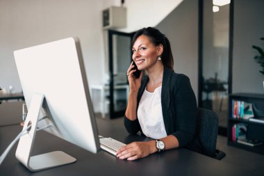 Office hücreye konuşurken gülümseyen iş kadını