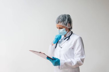Koruyucu giyim bir hastayı ziyaret Doktor portresi. 