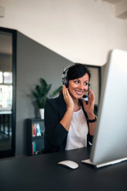 Gülümseyen yardım hattı operatörü iş başında.