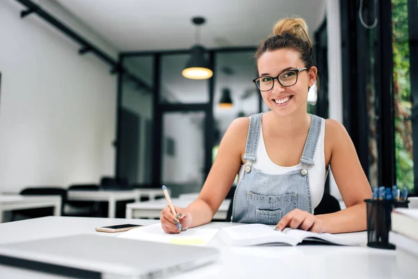 Imagen Cerca Una Estudiante Sonriente Joven Empresario — Foto de Stock