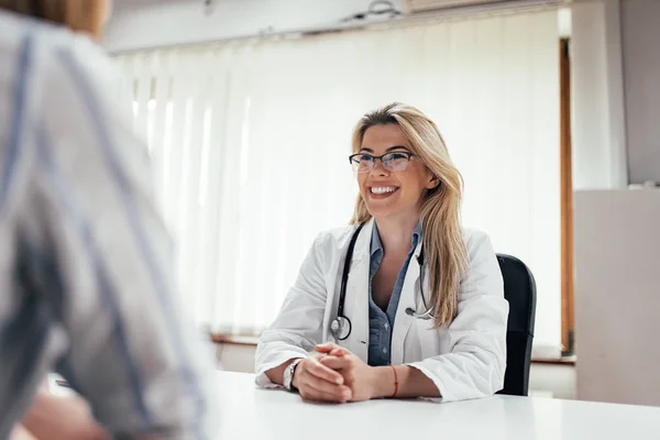 Usmívající Žena Doktora Pacientem Kanceláři — Stock fotografie