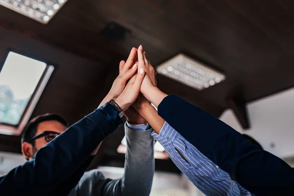 Compañeros Negocios Chocándose Los Cinco — Foto de Stock