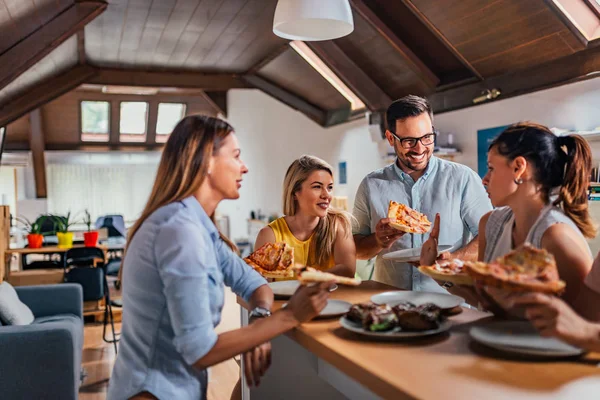 Equipe Negócios Amigável Comer Pizza Juntos Escritório Trabalho — Fotografia de Stock