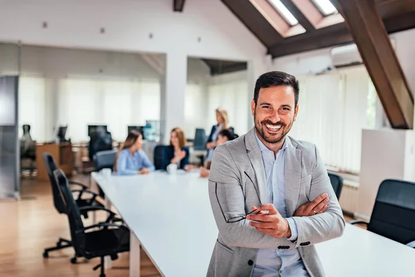 Bonito Executivo Sorrindo Cargo Com Colegas Segundo Plano — Fotografia de Stock