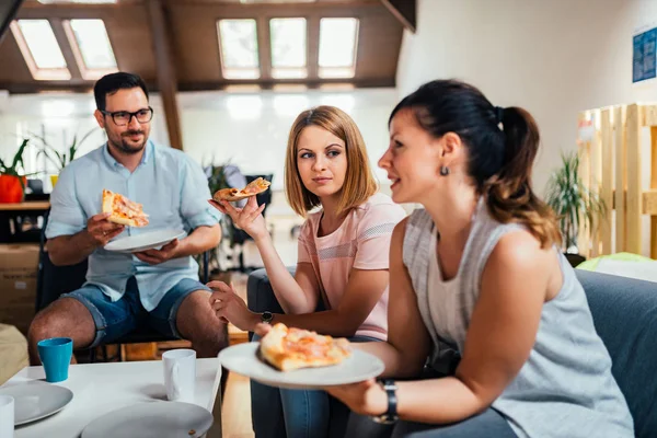 Spolupracovníky Jíst Pizzu Během Práce Rozdělit Úřadu — Stock fotografie