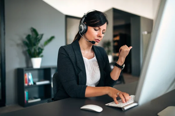Support Staff Speaking Headset Listening Client Problem Corporate Office — Stock Photo, Image