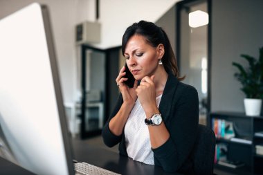 Ciddi bir iş konuşma. Yakın çekim