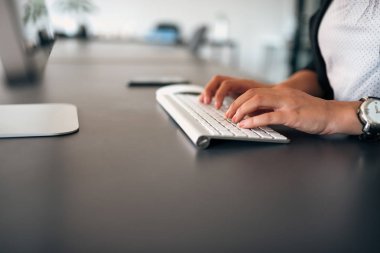 bilgisayarda çalışan iş kadın.