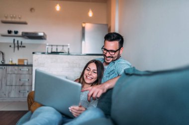 Evde rahatlatıcı, fotoğraf laptop izlemek güzel çift.