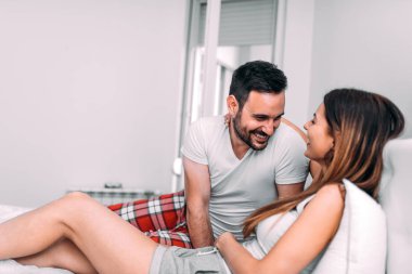 Çift yatakta sarılıyor..