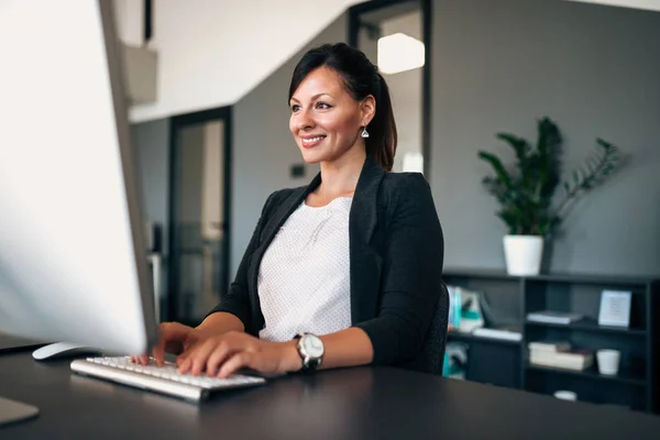 Preciosa Administradora Femenina Trabajando — Foto de Stock