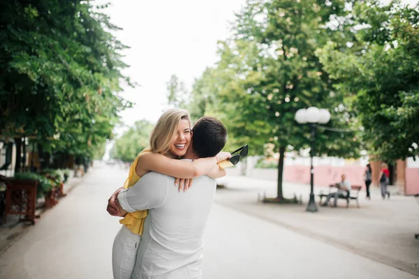 Ontmoeting Van Een Gelukkige Paar Knuffelen Straat — Stockfoto